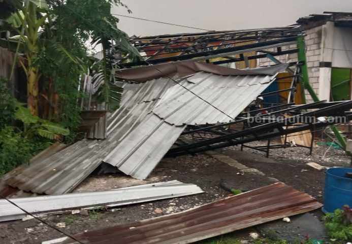 Bangunan ambruk usai diterjang angin puting beliung