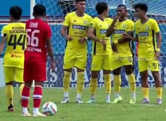 Pemain Gresik United membuat pagar hidup di depan pemain Persijap sebelum dilakukan tendangan bebas