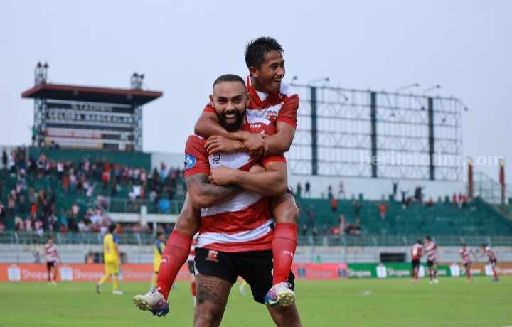 Penyerang Madura United, Dalberto Luan Belo (depan) bersama Bayu Gatra melakukan selebrasi usai mencetak gol ke gawang Barito Putera pada laga pekan ke-22 Liga 1 di SGB Madura, Minggu (10/12/2023). [Gambar: Madura United]