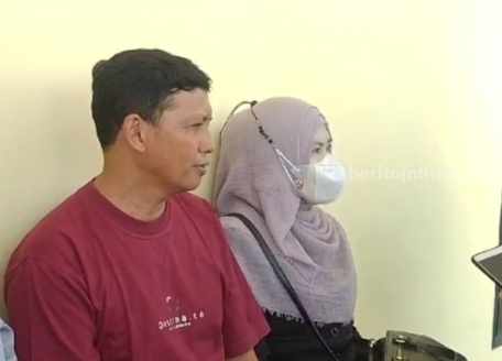 Pelapor pelecehan oknum Kepsek dengan didampingi suaminya saat mendatangi Polres Sampang mencari perlindungan (Foto: Zamachsari/beritajatim.com)
