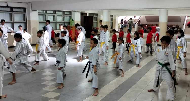 Bibit muda latihan Karate bersama di Surabaya. (Way)