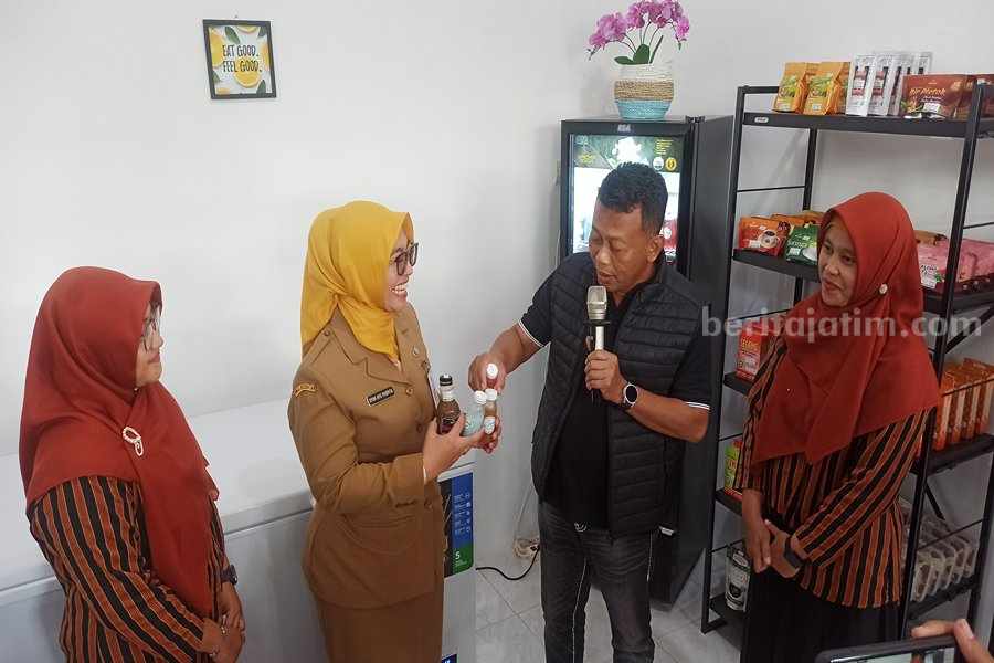 Ikut Berkontribusi Ekosistem Wisata, Puskesmas Ngebel Lounching The Djampi Cafe, Menunya Menyehatkan Bupati Sugiri Sancoko didampingi Kadinkes Dyah Ayu Puspitaningarti saat mencicipi menu minuman menyehatkan di The Djampi Cafe. (Foto/Endra Dwiono/Beritajatim.com)
