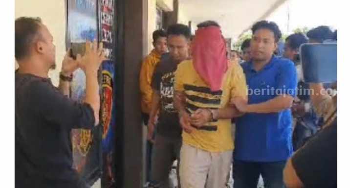 Polres Sampang Ringkus Pelaku Pencabulan 4 Anak Pelaku pencabulan anak di bawah umur saat diamankan polisi Sampang (Foto: Zamachsari/beritajatim.com)