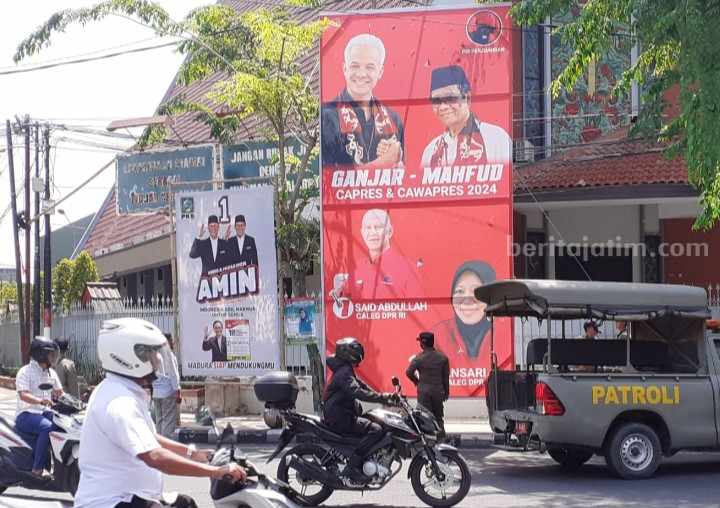 Bawaslu Pamekasan Tertibkan Puluhan APK di Area Terlarang