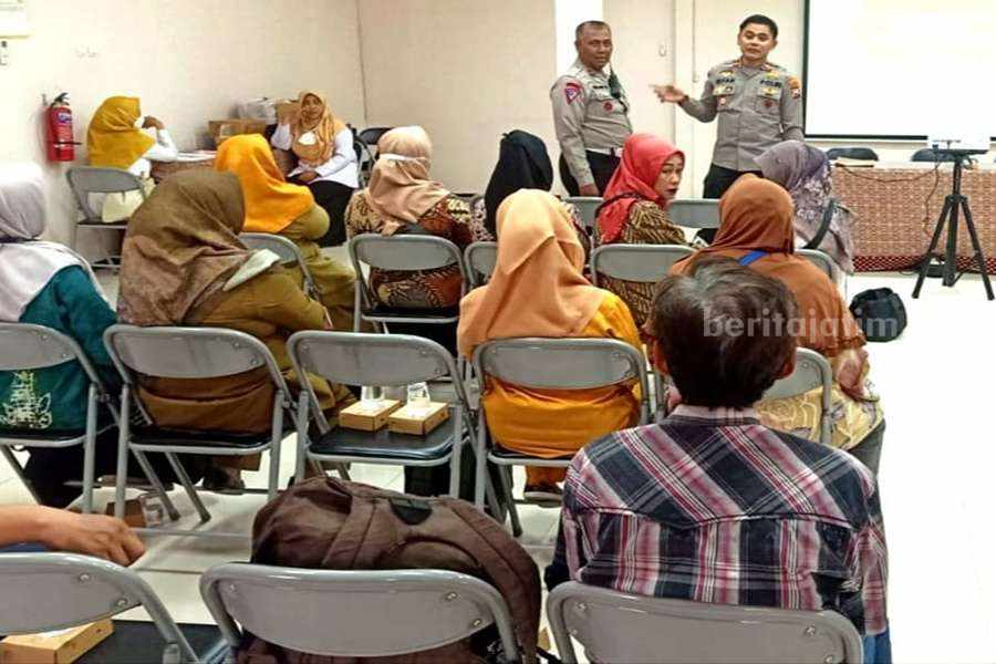 Sosialisasi yang dilakukan oleh Polsek Simokerto di Kantor Kelurahan Tambakrejo, Jl. Ngaglik No 87, Surabaya, Selasa (12/12/2023). (Foto/ist).