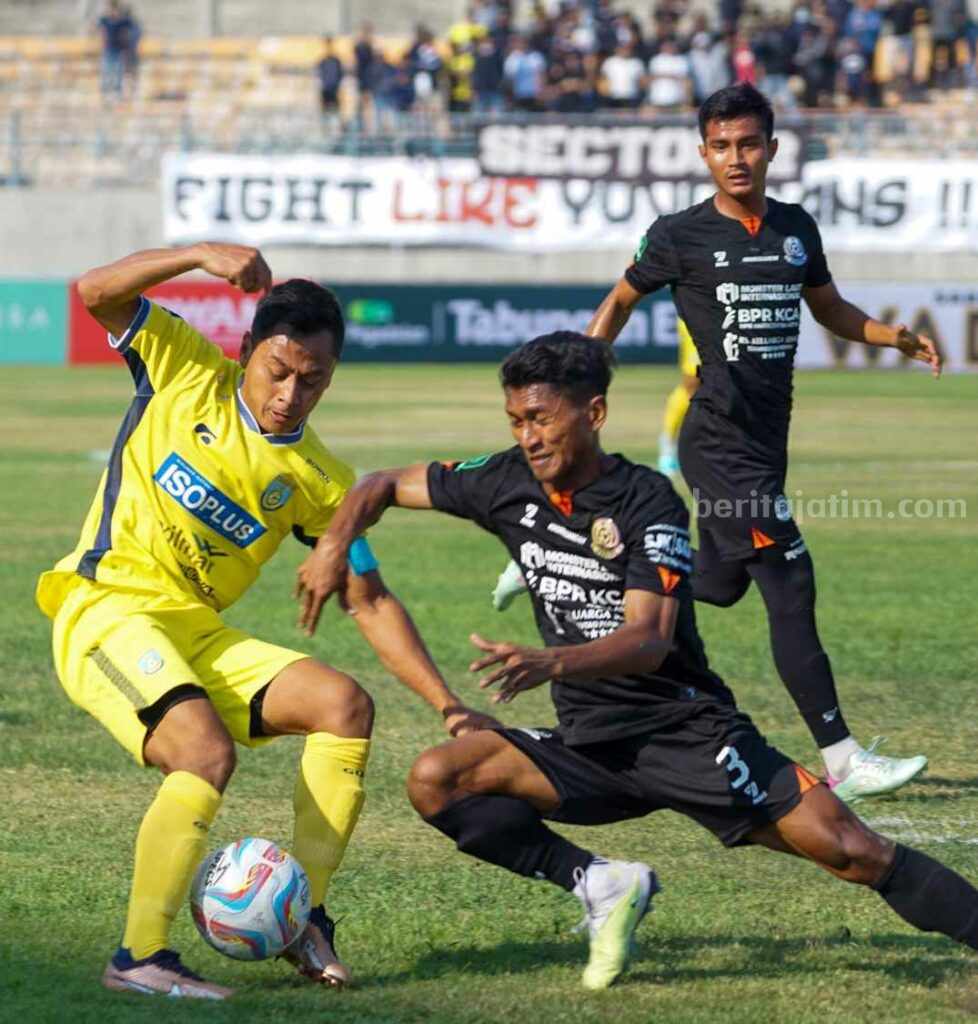 Foto pemain depan Gresik United Samsul Arif (kuning) mengecoh pemain Persipa Pati.