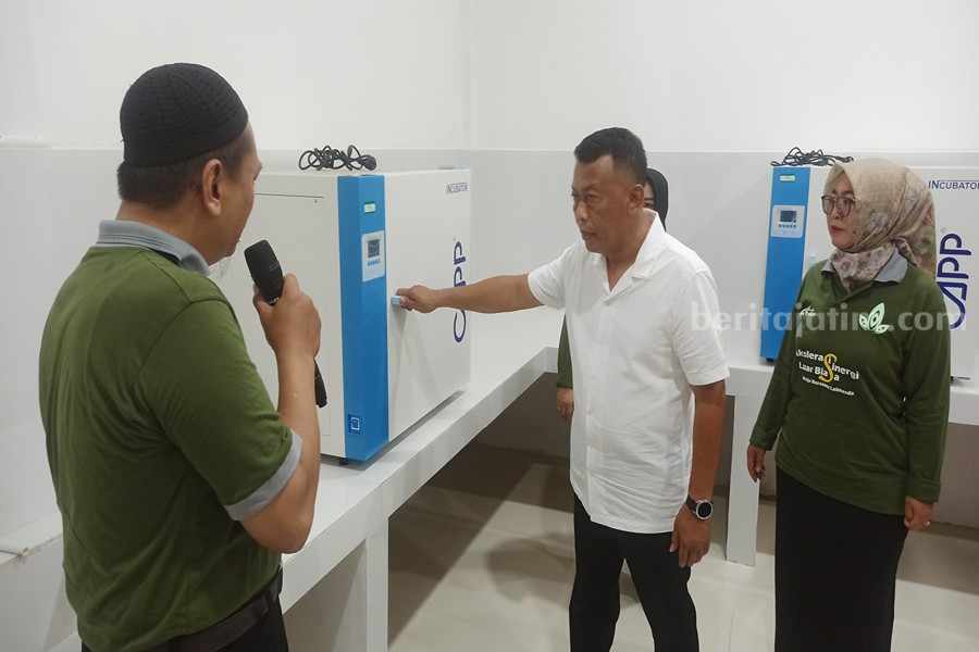 Bupati Sugiri Sancoko saat meninjau ruangan di Labkesda Tambakbayan. (Foto/Endra Dwiono/Beritajatim.com)