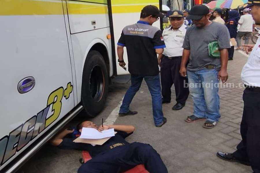 Foto : Sejumlah oetugas Dishub Kabupaten Pasuruan saat lakukan pengecekan terhadap kendaraan umum.