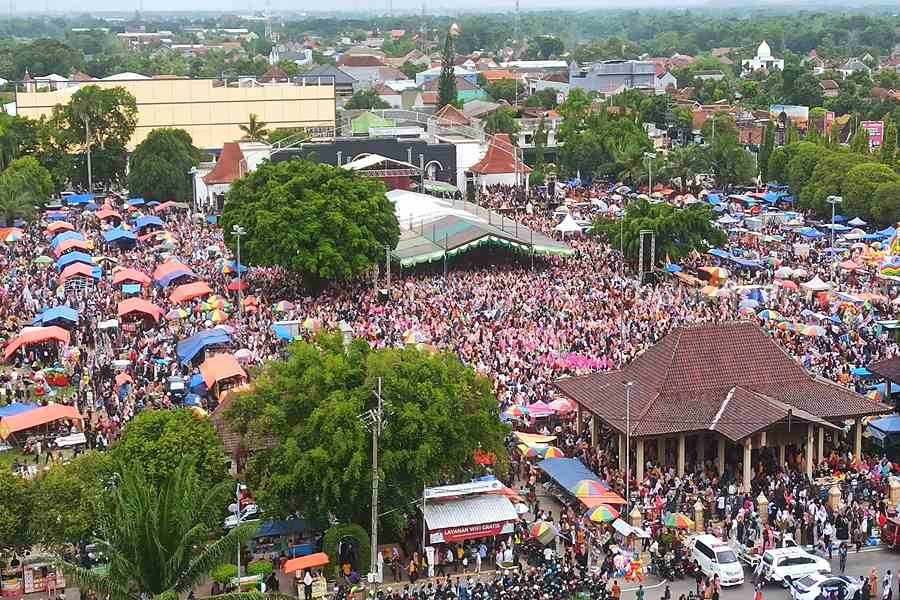 Ribuan Orang Padati Ngaji Bareng Gus Iqdam di Alun-alun Ponorogo Ribuan orang berkumpul di Alun-alun Ponorogo untuk mendengarkan ceramah dari Gus Iqdam.) Foto/Endra Dwiono/Beritajatim.com)