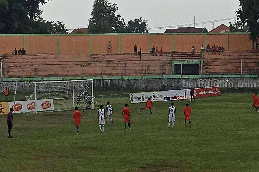 Kapten Kesebelasan Persekabpas saat menjadi algojo tendangan penalty.