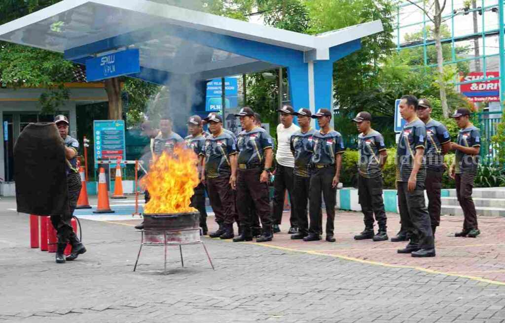 Foto pegawai PLN UP3 Gresik saat menjalani pelatihan atau simulasi bagaimana memadamkan api.