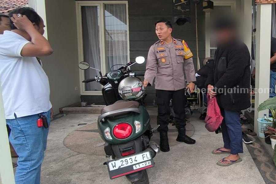 Anggota All Star Konvoi Bawa Sajam di Jalanan Surabaya Agar Terlihat Keren Kapolsek Karangpilang (berseragam) saat menjemput salah satu anggota Allstar (jaket hitam) di rumahnya Driyorejo.