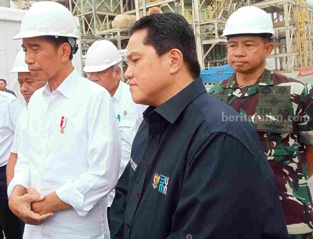 Foto Presiden Jokowi didampingi Ketum PSSi Erick Thohir dan Panglima TNI Jenderal TNI Agus Subiyanto saat memberikan keterangan pemberantasan mafia dan judi bola.