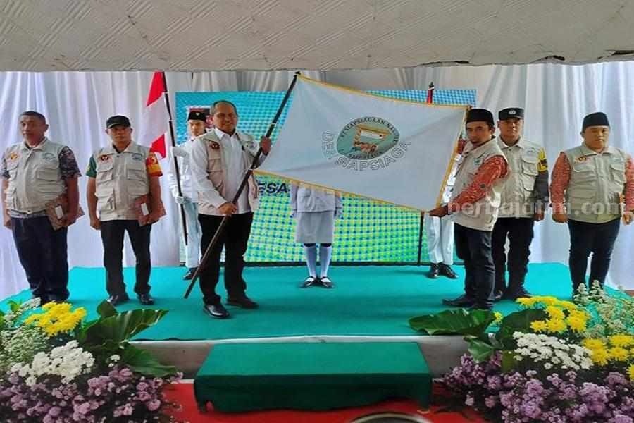 Desa Kuripansari Mojokerto Jadi Pilot Project Desa Siap Siaga dari Faham Radikalisme Deputi Bidang Penindakan dan Pembinaan Kemampuan BNPT RI, Irjen Pol. Ibnu Suhaendra, S.IK. menyerahkan bendera kepada Kades Kuripansari Kab. Mojokerto Warijan.