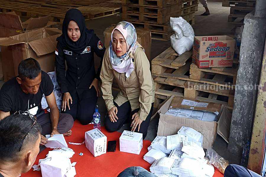 Ketua KPU Kota Pasuruan Royce Diana Sari saat mengecek kelengkapan TPS.