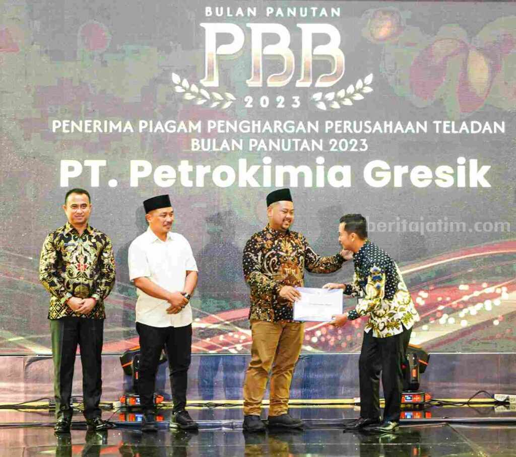 Bupati Fandi Akhmad Yani menyerahkan penghargaan kepada perusahaan yang taat pajak