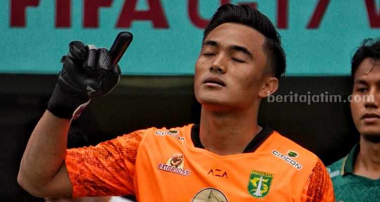 Ernando Ari, kiper Persebaya. (Wahyu H -Beritajatim.com)