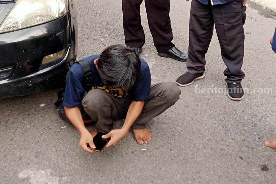 LW saat diamankan warga dan petugas Polsek Gubeng.