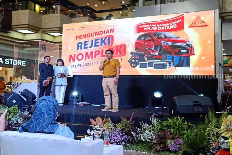 Direktur Utama PT Bayu Beringin Lestari, Goetomo saat memberikan sambutan dalam acara undian Rejeki Nomplok, Minggu (17/12/2023). (Foto/Angga).