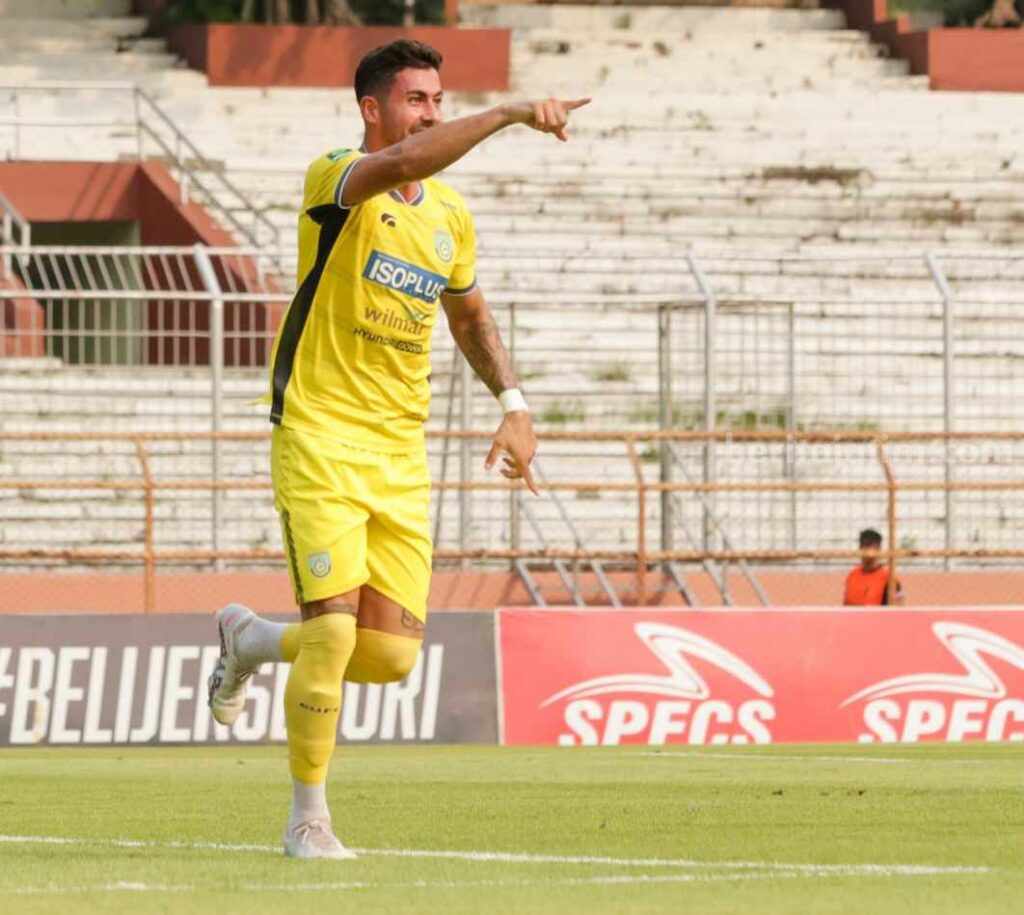 Striker Gresik United asal Spanyol Victor Bartemeuo melakukan selebrasi usai mencetak gol ke gawang PSCS