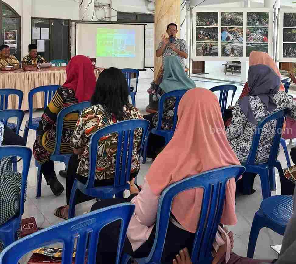 Sekolah perempuan (Sekoper) Gresik melakukan sosialisasi belanja tanpa sampah