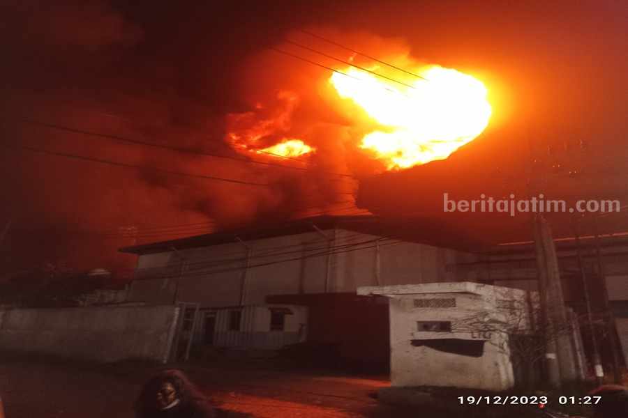 Ledakan di gudang Tiner di Jalan Kalianak Madya 55, Surabaya, Selasa (19/12/2023). (Foto/anggadia).