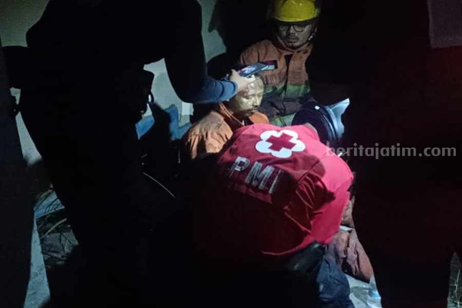 Nugroho Siswanto (baju orange) saat mendapatkan perawatan ditempat oleh petugas PMI Kota Surabaya, Selasa (19/12/2023) pukul 01.35 WIB.