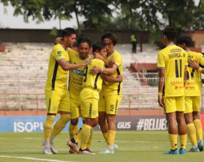 Pemain depan Gresik United Victor Bartemeuo melakukan selebrasi usai mencetak gol ke gawang PSCS Cilacap