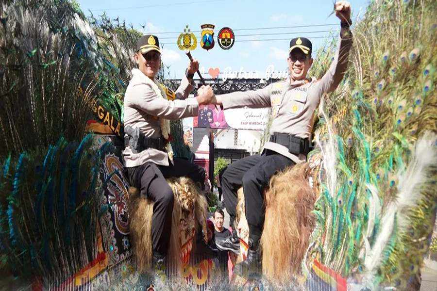 Prosesi serahterima Kapolres Ponorogo lama AKBP Wimboko kepada Kapolres Ponorogo baru AKBP Anton Prasetyo. (Foto/Polres Ponorogo)