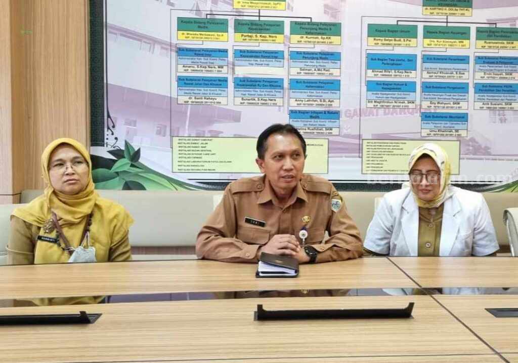 Hasil Visum Tersangka Pembunuhan di Pranti, RSUD Ibnu Sina Gresik Pastikan Tak Ada Tanda Kekerasan Dirut RSUD Ibnu Sina Gresik dr Soni (tengah) saat memberikan keterangan hasil visum kasus kekerasan dan penganiayaan
