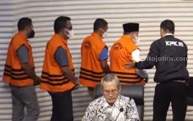 KPK melakukan penahanan terhadap tersangka dugaan korupsi di Maluku Utara.