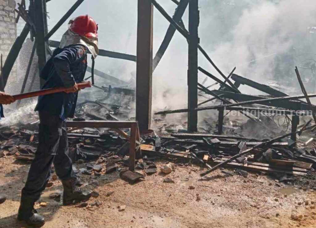 Rumah kontrakan di Sampang yang terbakar (Foto: Zamachsari/beritajatim.com)