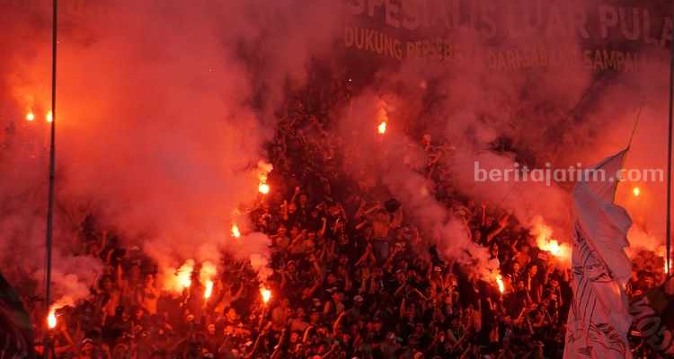 Paul Munster Merapat ke Persebaya,Bonek: Kembalikan Chemistry Pemain Suporter Persebaya saat berada di Stadion Gelora Bung Tomo, Surabaya. (Way)