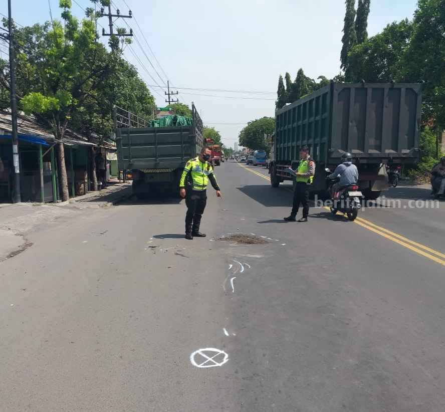 Pengendara Motor Asal Gresik Tewas Ditabrak Truk Tronton Foto petugas Satlantas Polres Gresik saat melakukan olah TKP