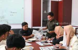 LPM Harokah IAI Al-Khairat Pamekasan Gali Wawasan Jurnalistik di KM Group