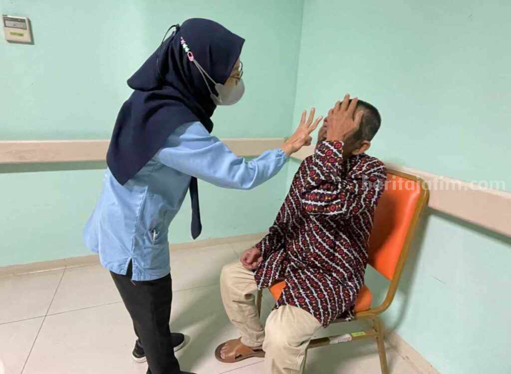 Salah satu lansia diskrining dulu sebelum menjalani operasi katarak.