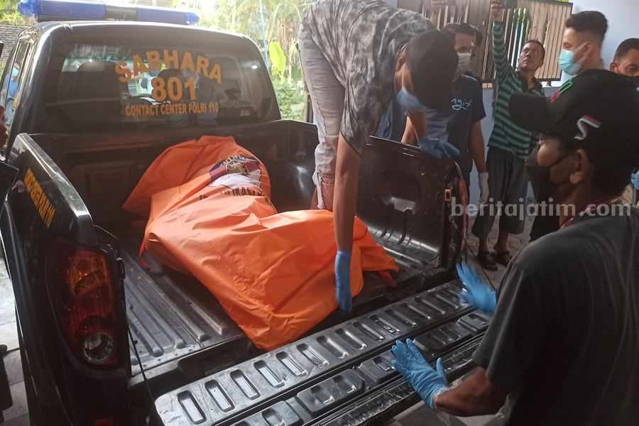 Evakuasi korban oleh pihak kepolisian  untuk dibawa ke ruang jenazah RSUD dr. Harjono Ponorogo. (Foto/Endra Dwiono/Beritajatim.com)