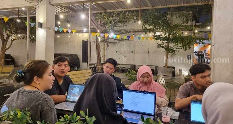 Mahasiswa Unair belajar kelompok di salah satu warung kopi di kawasan Kertajaya Surabaya. (Way)