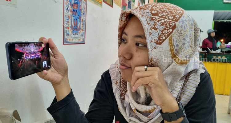 Mahasiswa UT Surabaya nonton debat cawapres di tempat ngopi. (Way)