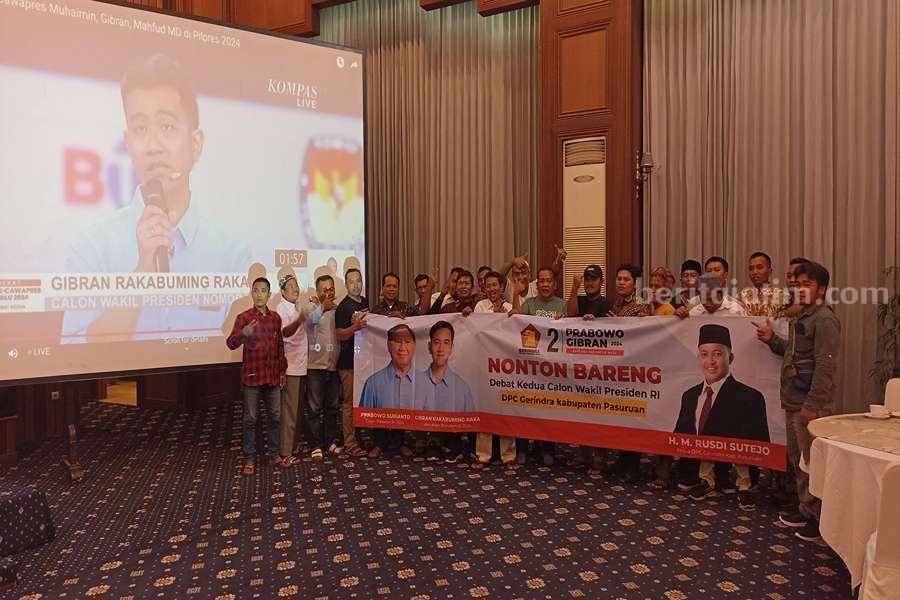 Sejumlah kader Partai Gerindra Kabupaten Pasuruan saat melakukan nonton bareng debat Cawapres.
