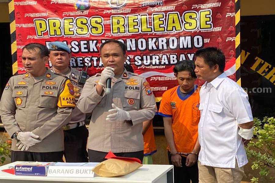 Wanto (baju orange) saat dirilis di Polsek Wonokromo.