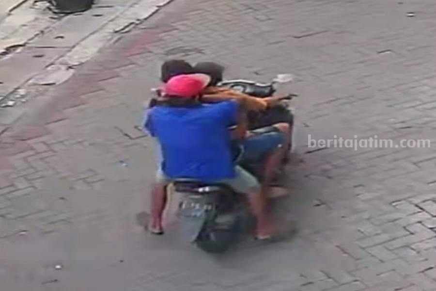 Pelaku Penusukan di Lebak Surabaya Masih Berkeliaran Bebas Ketiga pelaku penusukan warga Surabaya yang terekam CCTV.