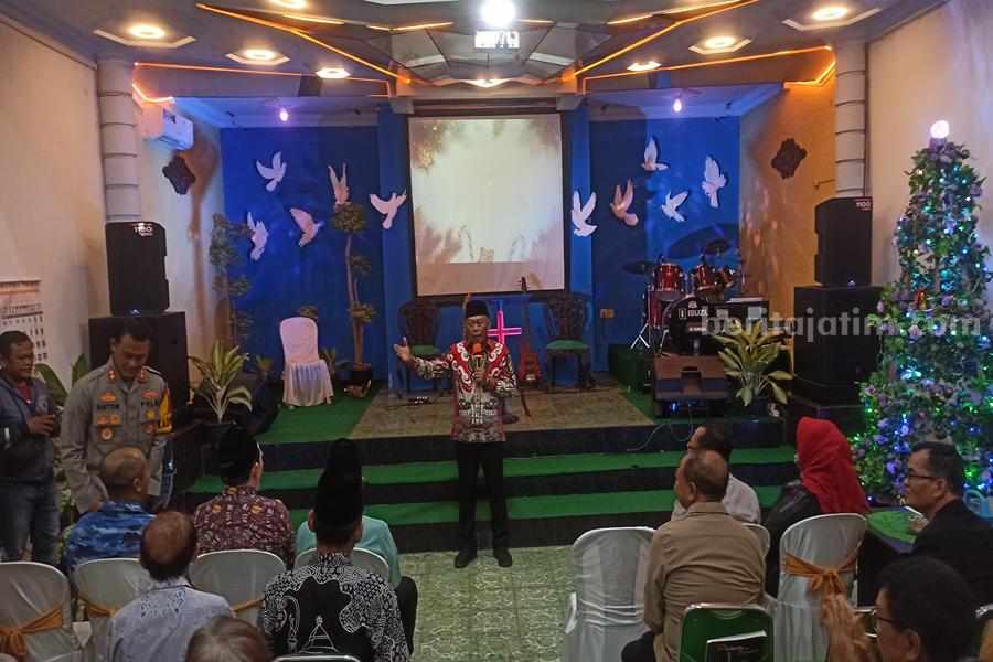 Bupati Ponorogo ke Gereja-gereja Ucapkan Selamat Natal Bupati Ponorogo saat mengunjungi Gereja Utusan Pantekosta di Jalan Sudirman Ponorogo. (Foto/Endra Dwiono/Beritajatim.com)