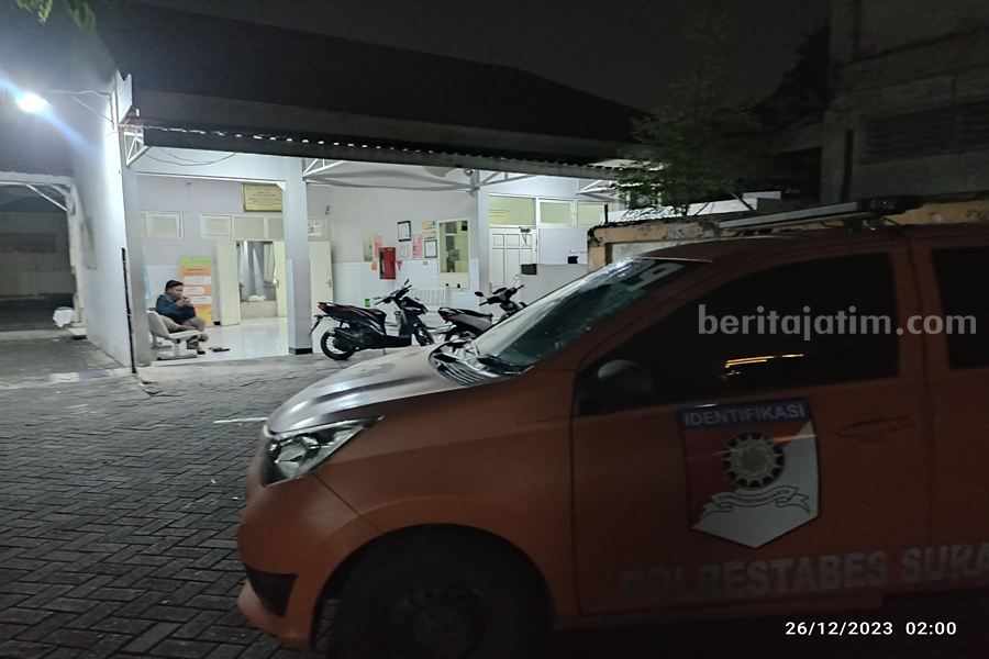 Keluarga Ungkap Kronologi Tewasnya Musisi Surabaya Suasana di kamar jenazah RSUD dr. Soetomo saat jenazah William Adolf Redly diotopsi, Selasa (26/12/2023) dini hari. (Foto/Anggadia).