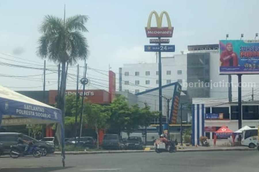 Area bunderan Taman Pinang Sidoarjo yang bersih dari baliho para caleg Pemilu 2024.