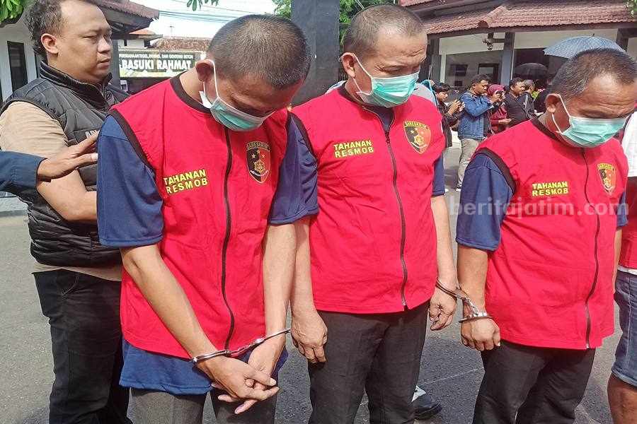 Ketiga kawanan pelaku spesialis penipuan ganjal ATM asal Bandung Jawa Barat. (Foto/Endra Dwiono/Beritajatim.com)
