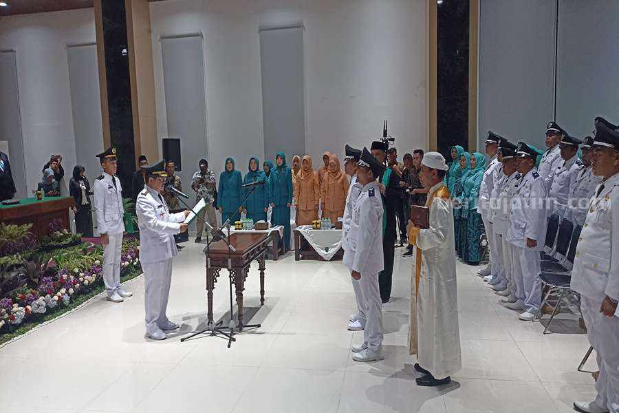 Pj Bupati Pasuruan saat melakukan pelantikan 46 Kades di Gedung Maslahat Kompek Perkantoran Raci.