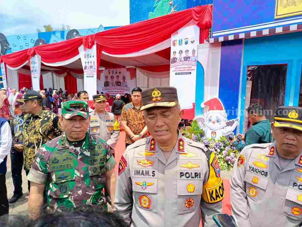 Kapolda Jatim Larang Ada Konvoi Saat Tahun Baru 2024 Kapolda Jawa Timur Inspektur Jenderal Polisi Imam Sugianto, saat berkunjung ke Pos Pengamanan Tahun Baru 2024, di area WBL , Kecamatan Paciran, Lamongan.