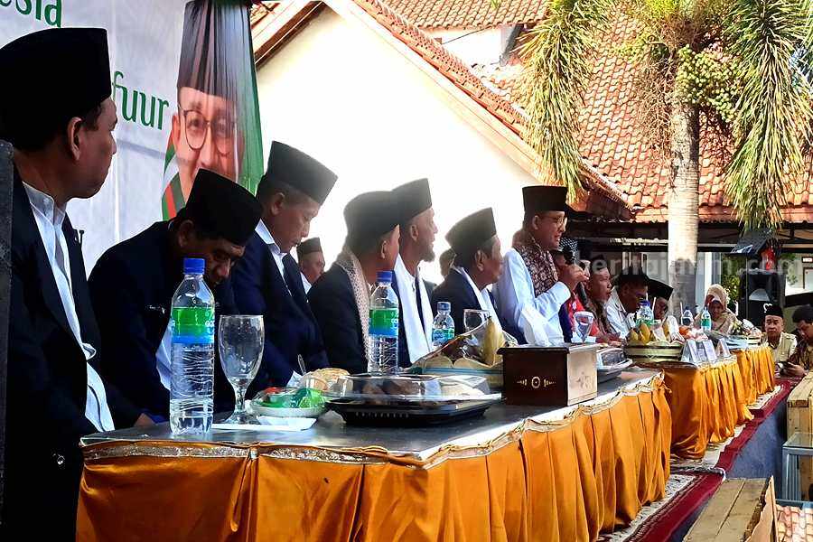 Dukungan para Kiai kepada capres Anies Baswedan saat berada di Ponpes Al Iman Putri Kecamatan Babadan. (Foto/Endra Dwiono/Beritajatim.com)