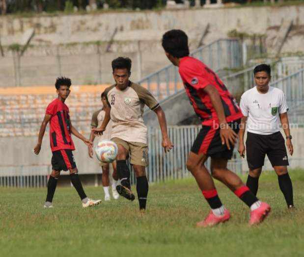 Pemain Gresik United saat menjalani uji coba sebagai persiapan menjelang babak 12 besar